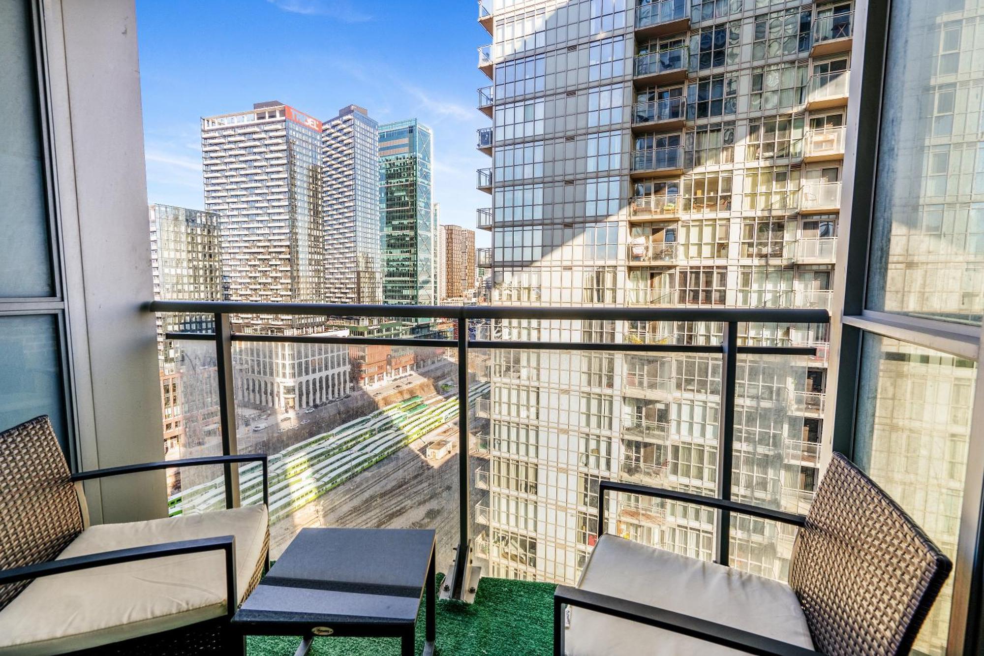 Exquisite Condos By Cn Tower With Parking 多伦多 外观 照片